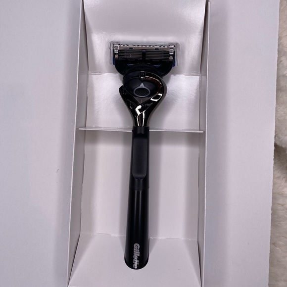 Gillette & Bic Razors - Picture 2 of 7